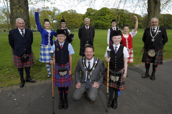 image of lord mayor and Pipers