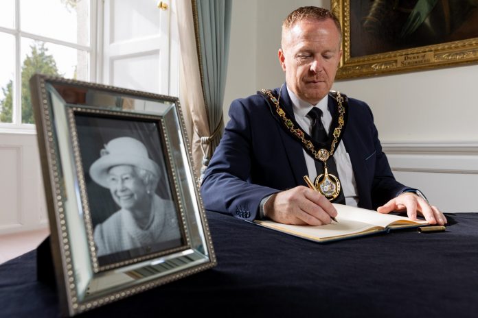 Lord Mayor opens Book of Condolence for Queen Elizabeth II