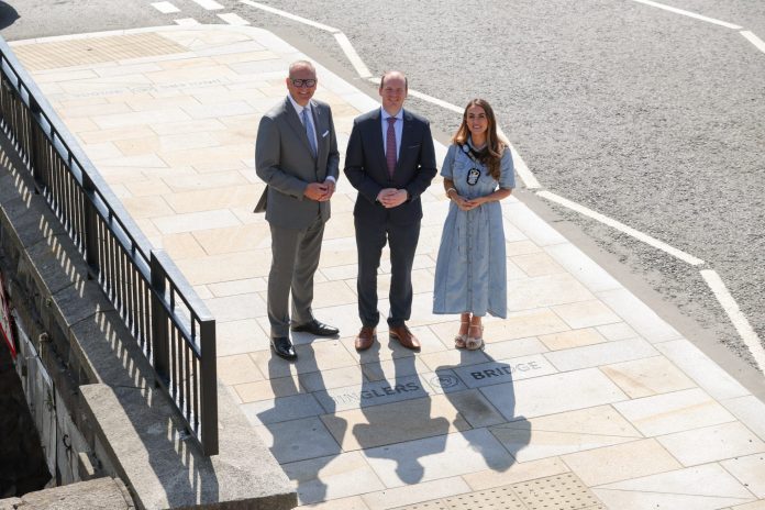 Minister Lyons with Lord Mayor and Chief Executive
