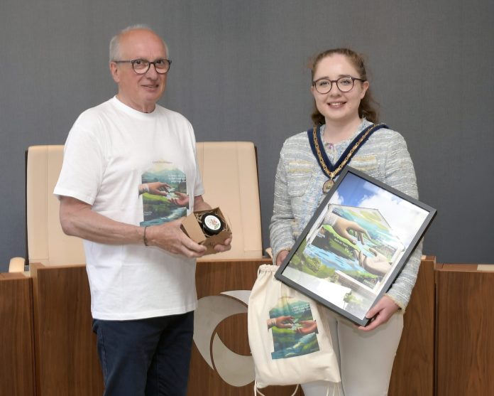 008 ©EBP RUELLE_EB58415 Deputy Lord Mayor holding some paintings and standing beside a male.